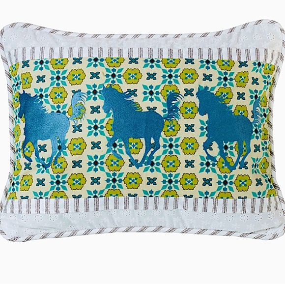 HIEND ACCENTS THROW PILLOW
16" ร 21* NWT
Medallion patterns: Turquoise & beige - Picture 2 of 6